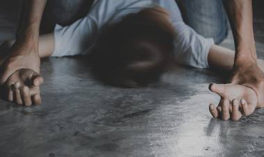 Mulher flagra marido se ‘esfregando’ em adolescente de 12 anos