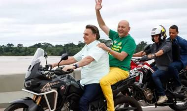  Bolsonaro e Luciano Hang 'curtem' passeio de moto em Rondônia