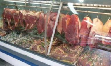 Com gato e até baratas em açougue, polícia interdita mercado em MS