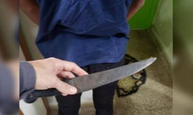 Ao flagrar mãe sendo espancada pelo ex-namorado, rapaz mata homem com 32 facadas