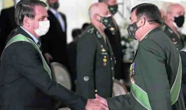 Bolsonaro concede honraria ao comandante do Exército