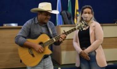 Jefferson Lima canta para os servidores da Câmara de vereadores de Ribas