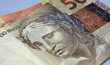Bolsonaro sanciona lei que protege consumidores do superendividamento