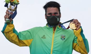 Ítalo Ferreira é ouro em Tóquio e 1º campeão olímpico no surfe