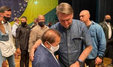 Prefeito Akira Otsubo fala com Bolsonaro e solicita apoio para construção de moradia popular.