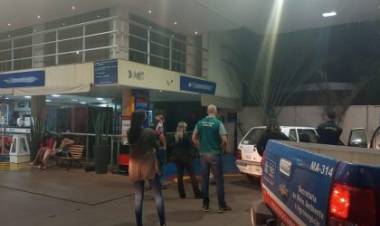 Em cumprimento a decretos municipais, fiscalização notifica e aborda conveniências, pizzaria, bares e residências com aglomerações