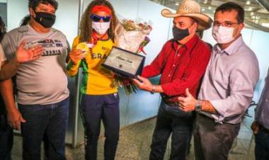 Guerreiro participa de recepção de homenagem à atleta bicampeã mundial Silvânia de Oliveira