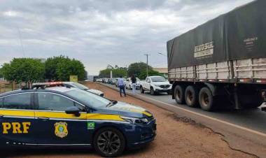 Justiça determina desbloqueio imediato de caminhoneiros bolsonaristas na BR-163 em MS