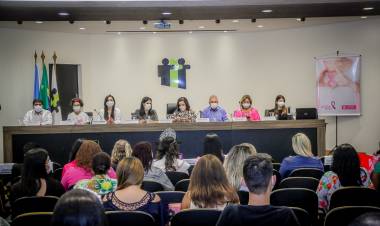 Simpósio de Saúde da Mulher lança campanha do Outubro Rosa e Protocolo Estadual de Atenção à Vítima de Violência
