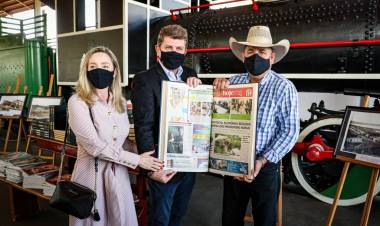 Prefeitura recebe acervo histórico de 20 anos do jornal Hojemais