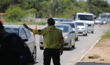 Lei sancionada por Bolsonaro cancela guincho em blitz e dá 15 dias para motorista regularizar carro