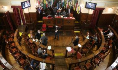 Por 13 votos a sete, Câmara de Niterói rejeita cotas para pessoas trans em concursos públicos