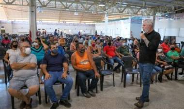 Secretário e feirantes se reúnem para tratar assuntos referentes ao funcionamento da nova Feira Central
