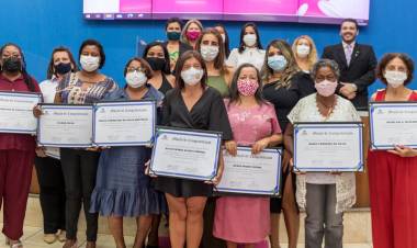 Vereadoras celebram o dia da mulher com homenagens