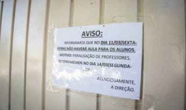 Professores aderem à paralisação e escolas 'amanhecem' com aviso: 'Não haverá aula'