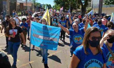 Professores mantêm greve em Dourados apesar de decisão judicial e fazem protesto