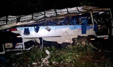Ônibus com placa de Três Lagoas cai em ribanceira e deixa 11 mortos e outros 20 feridos, em Sapopema, no PR