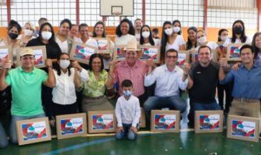 Presidente da Câmara Dr. Cassiano Maia e Adriano Barreto marcam presença na entrega de 1.200 kit professor aos educadores de Três Lagoas