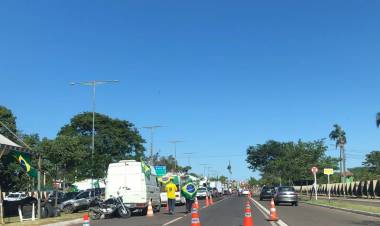 Manifestação em frente ao CMO chega ao 6º dia e terá 'vigília pela liberdade'