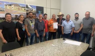 Prefeito Angelo Guerreiro empossa nova diretoria da Associação dos Feirantes de Três Lagoas