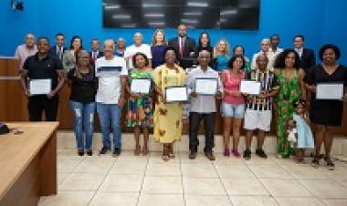 Vereadores entregam Diploma Zumbi dos Palmares em comemoração ao Dia da Consciência Negra