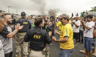 Prefeitura assegura 4,78? reajuste e professores marcam manifestação na sexta
