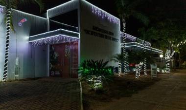 Câmara passa a ter decoração natalina e abre portões para a população