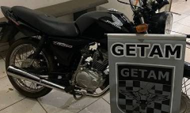 GETAM realiza abordagem de suspeitos e recupera moto furtada