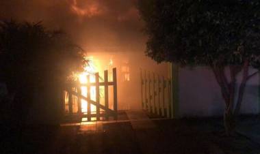 Mulher fica com corpo em chamas após ex atear fogo em casa e tentar matá-la com os filhos  em Água Clara