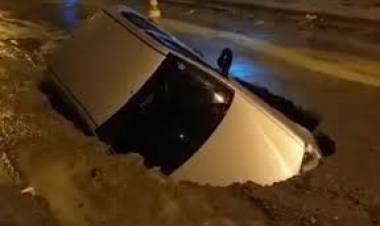 Motorista é encaminhada à UPA depois de carro cair em cratera na Vila Haro