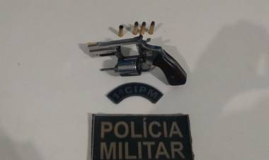 Polícia Militar realiza abordagem a veículo e prende homem por porte ilegal de arma de fogo em Bonito