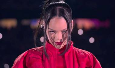 Rihanna a primeira mulher grávida a se apresentar no show do intervalo do Super Bowl!