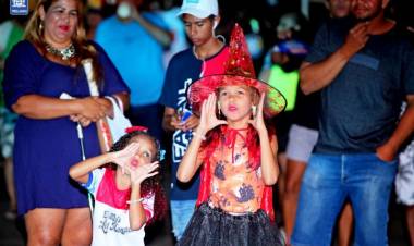 Carnatrês: segunda noite de diversão foi regada de folia, música e concurso de fantasias