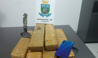 Polícia Militar apreende tabletes de maconha durante abordagem em ônibus e prende homem por tráfico de drogas em Bataguassu