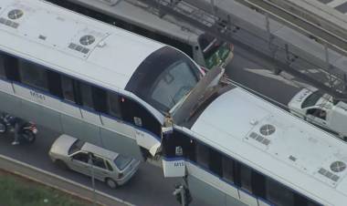 Colisão entre trens paralisa Linha-15 Prata do Metrô de SP e provoca caos no transporte
