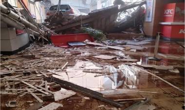 Teto desaba no Osasco Plaza Shopping, Carros caíram sobre a praça de alimentação.