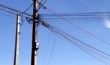 Sem fiscalização, postes e rede de energia viram emaranhados de fios pendurados