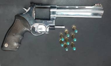 PM prende autor por porte ilegal de arma de fogo