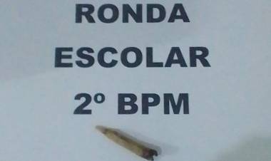 Polícia Militar em Três Lagoas, aborda jovem próximo a Escola usando droga