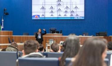 Alunos do Sesi conhecem a Câmara e vereadores