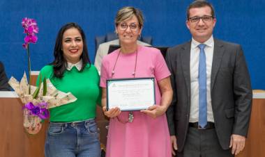 Vereadores homenageiam protetora de animais durante a sessão ordinária