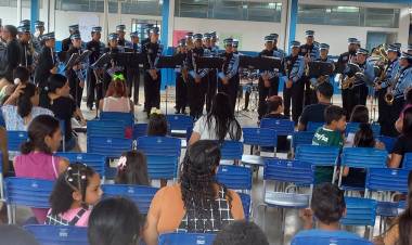 Banda Marcial Cristo Redentor faz apresentação especial em dia de reunião de pais e mestres na Escola Municipal Parque São Carlos