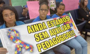 Representantes da Associação de Mães de Autistas (AMA) realiza manifestação na Câmara de Vereadores de Três Lagoas