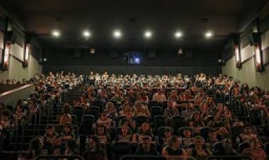 No Dia do Surdo, crianças da rede municipal participam de estreia no cinema
