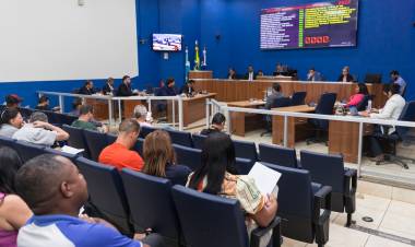 Câmara recebe lei orçamentária de 2024 e abre comissão processante contra vereadora