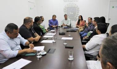 Governo  EDUARDO RIEDEL , diz ter rombo de R$ 20 milhões por mês e promete criar auxílio a servidores aposentados