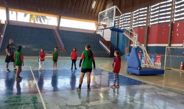 E.M. Parque São Carlos vence basquete 3x3 sub 12 com placar expressivo