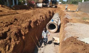 Obras de drenagem e pavimentação de diversas ruas do Distrito de Arapuá continuam
