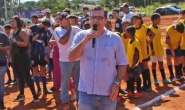  Prefeito Dr. Cassiano Maia,  inaugura  campo de futebol no bairro Bela Vista da Lagoa