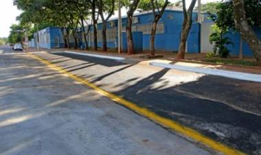 Escola Municipal Irmã Scheilla ganha recuo para ônibus escolar após pedido da diretora da unidade